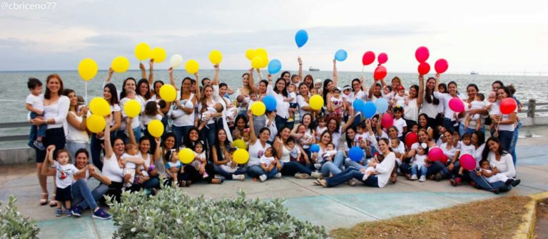 Más de 50 madres marabinas se unieron en una “Fototetada” para naturalizar la lactancia materna