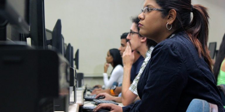 Ingenieros en sistema, computación e informática: Mano de obra barata para las trasnacionales