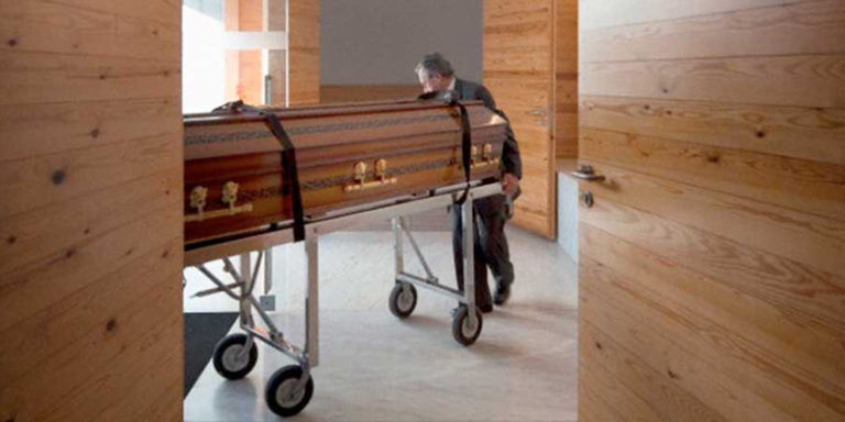El negocio de la muerte espanta a deudos y empresarios funerarios