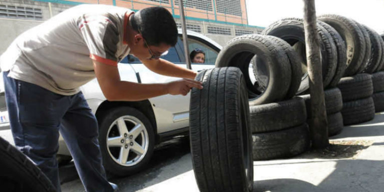 Para comprar dos cauchos nuevos en Maracaibo, se necesitan 100 dólares