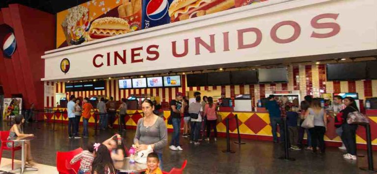 Una salida al cine se come el 24% del salario mínimo integral