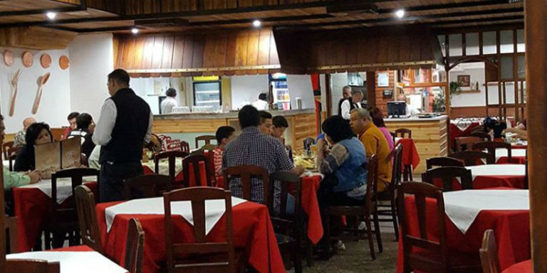 "Bola" y pizzas por más de 65 años, "La Napolitana" no se rinde
