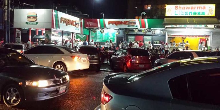 Franco, el "puesto callejero" que hace temblar a las franquicias, ahora las retará en su propio terreno