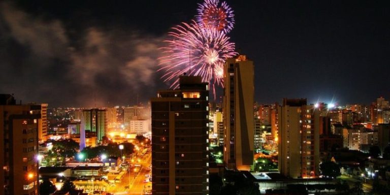 Iluminar el cielo en año nuevo: ¿Quemar el dinero o invertir en recuerdos imborrables?