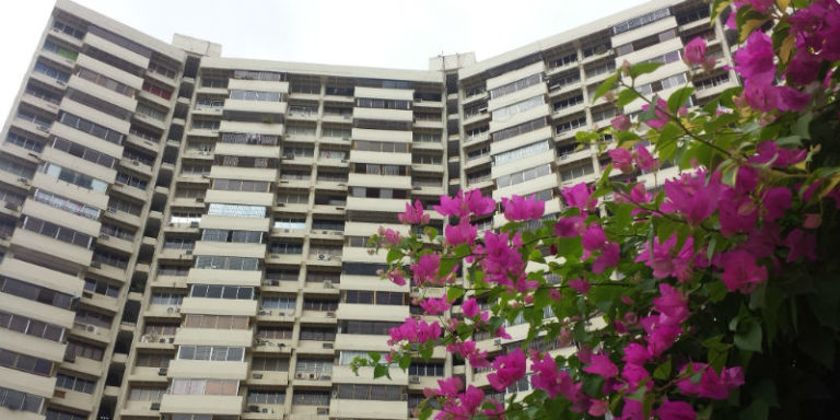 Residencias Mirador del Lago: De utopía multicultural a "Torre de Babel"