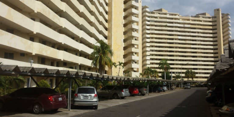 Residencias San Martin: Un edificio tan grande como sus problemas