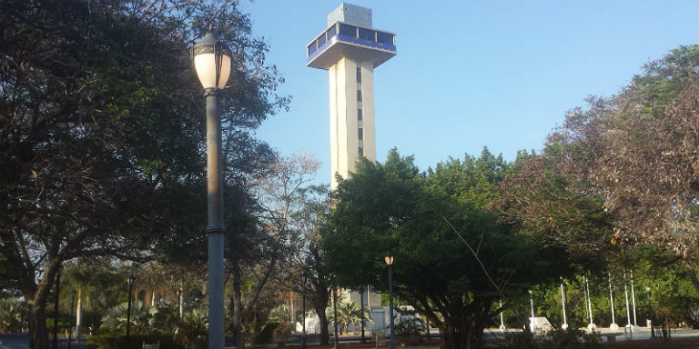 “El Mirador” del Parque la Marina naufraga entre la desidia y el pillaje