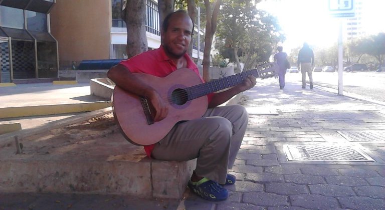 La cándida historia del músico callejero que canta para alegrar a la gente y “espantar” el hambre