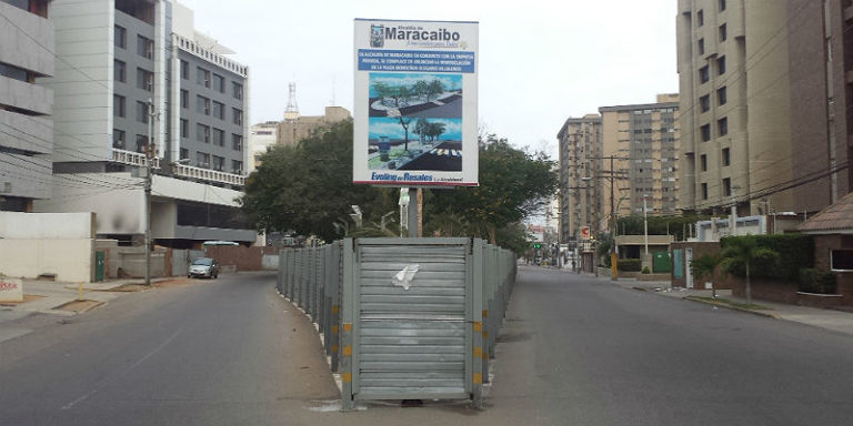 "La plaza más futurista de Maracaibo” se esconde tras esta cortina de hierro
