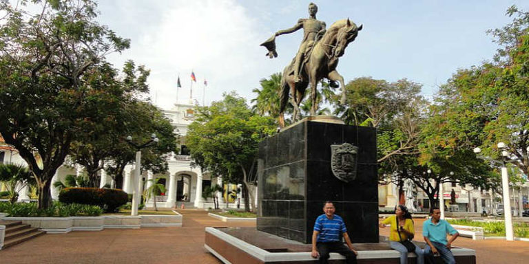 La Plaza Bolívar de Maracaibo: Un jardín urbano "regado con sangre"