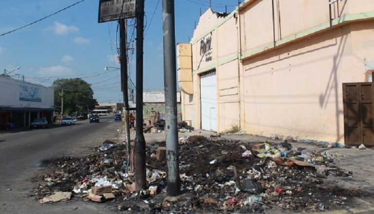 Alcalde Casanova: la basura se “come” las calles de Maracaibo