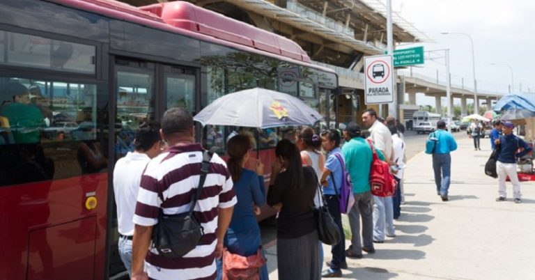 ¡Por piedad! Transporte público gratis mientras no hay efectivo