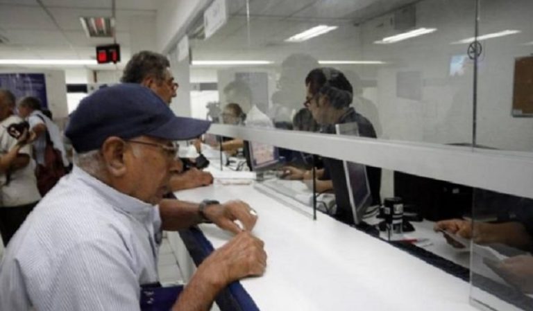 El "drama" de trabajar en un banco: “un día me desmayé pagando pensiones”