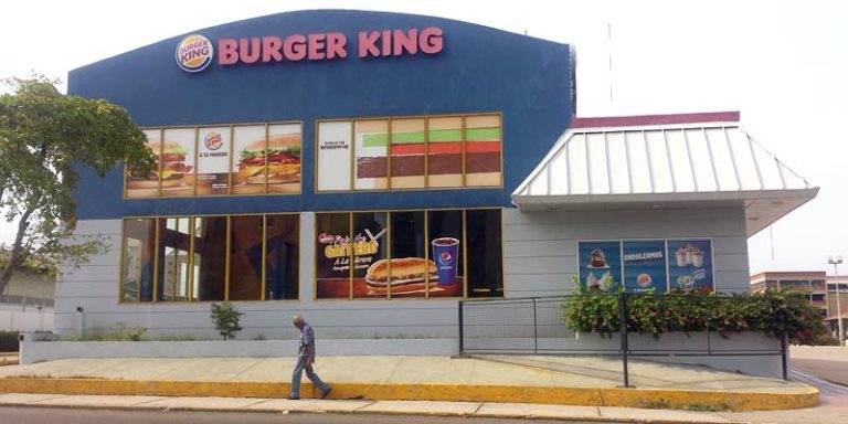 Burger King lucha por mantener sus "súbditos" en tiempos de diáspora y crisis