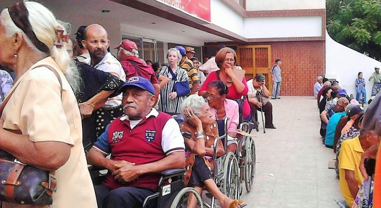 ¡Es el colmo! Corte eléctrico impide que ancianos "amanecidos" cobren su pensión