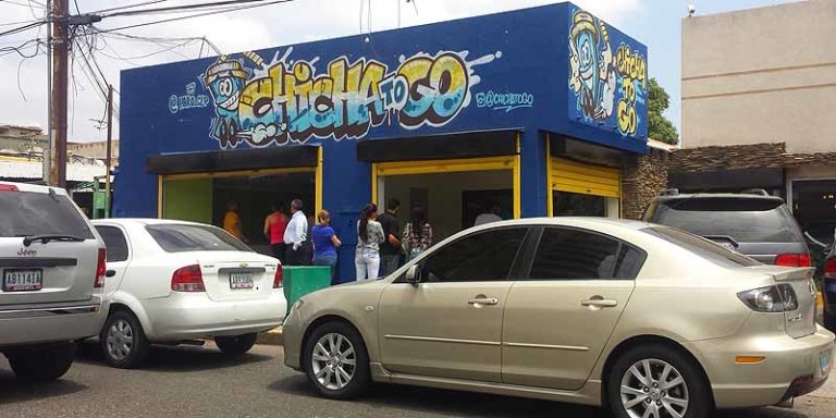El sabor urbano de "Chicha To Go" desata furor y largas colas en la 72