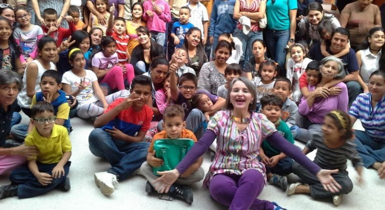 Dra. Creyones: un personaje que “pinta” de “danza” el mundo hospitalario