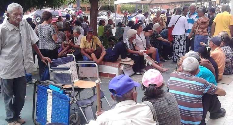 Pensionados: vidas que se “apagan” en una espera interminable