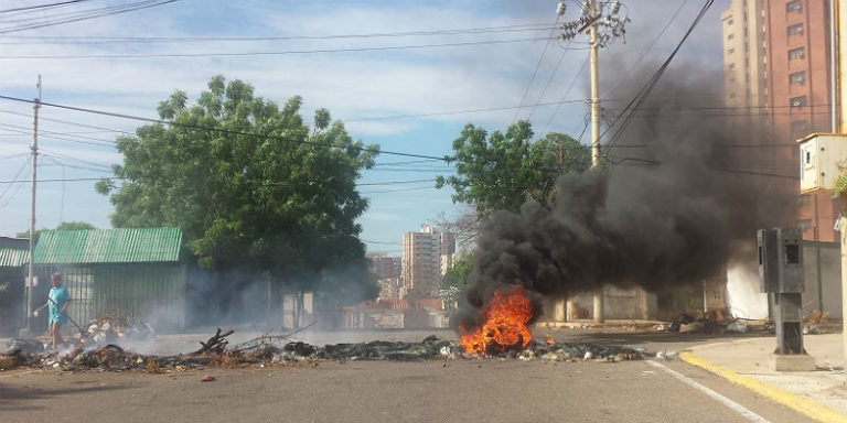 Maracaibo Gótica: La quema de basura se ha convertido en la "bati-señal" de los barrios