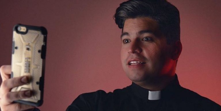 Rhonald Rivero se “actualiza” al 3.0 y regresa al sacerdocio