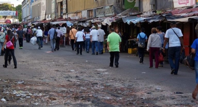 Falta de efectivo mantiene "al borde" al ciudadano de a pie