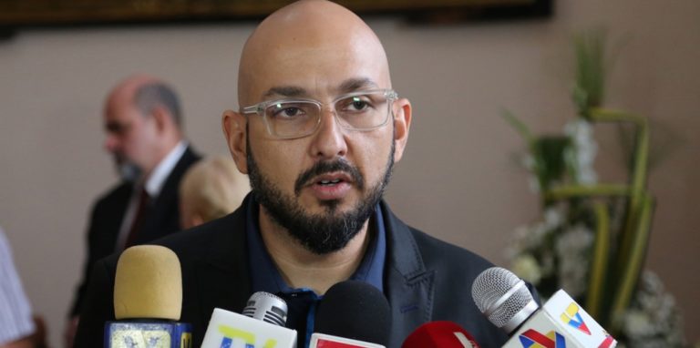 Pérez Pirela se enfrenta a Willy Casanova por la "basura, semáforos y la electricidad"