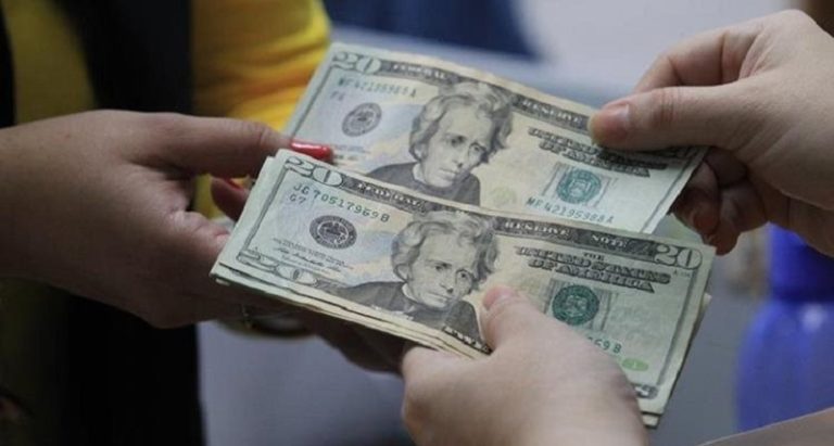 Con bonos en dólares empresas “enamoran” a sus trabajadores