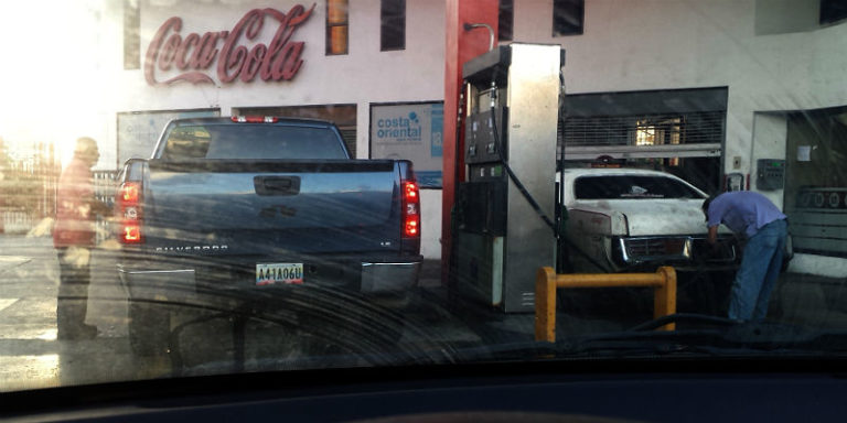 Gasolineras del Zulia operan "a pérdida y bajo amenaza"