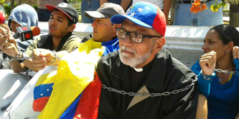 El Padre Palmar “pasa la cesta” en GoFundMe para costear su exilio en EEUU