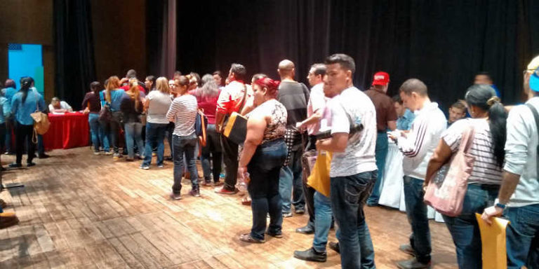 El 90% de los graduandos de URU "quiere emigrar", pero con buenas notas