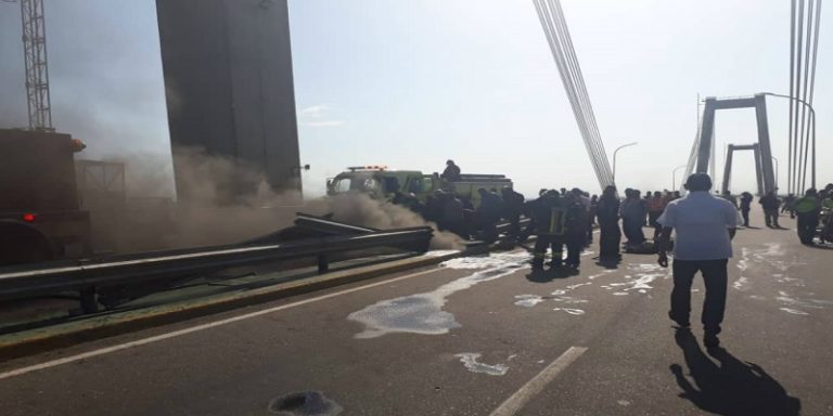 incnedio puente sobre el lago