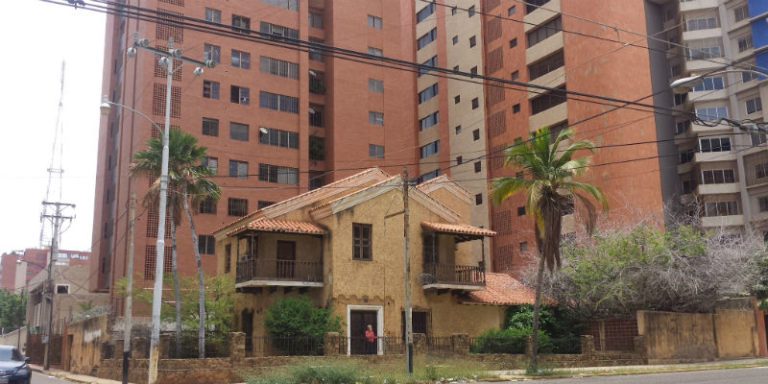 "La Menova": Una quinta que no se deja intimidar por rascacielos