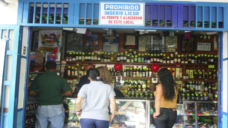 La venta de licor cae un 70% y el "cocuy" sustituye al whisky, ron y la cerveza.