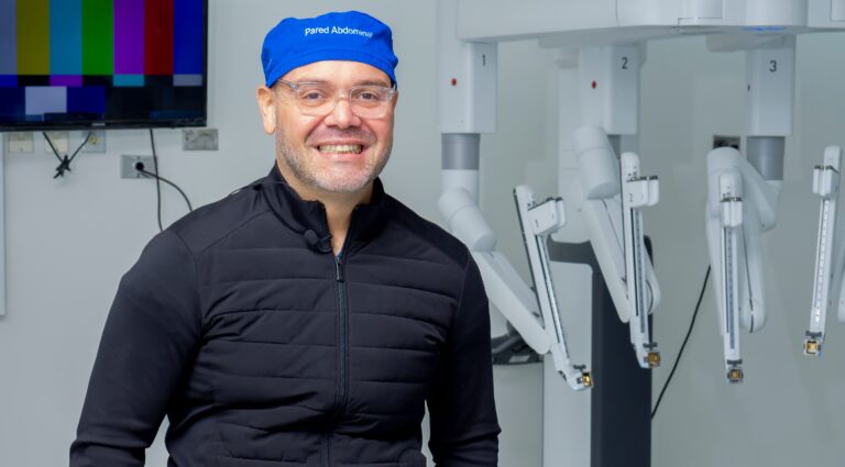 El doctor Guillermo Borjas le da la bienvenida al famoso robot Da Vinci a la cirugía bariátrica