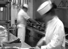 ¿Cuánto es el ingreso mensual del personal en restaurantes marabinos?