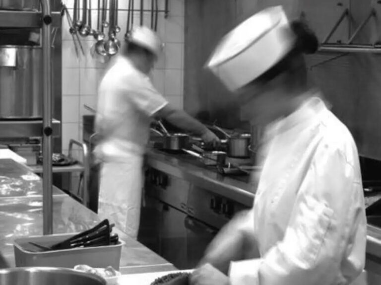 ¿Cuánto es el ingreso mensual del personal en restaurantes marabinos?