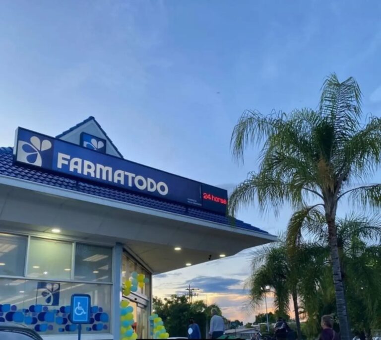 Fachada de una sucursal de Farmatodo al atardecer