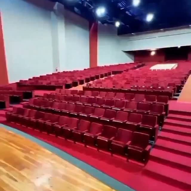 Interior del Teatro Niños Cantores del Zulia con sus butacas rojas vistas desde el escenario