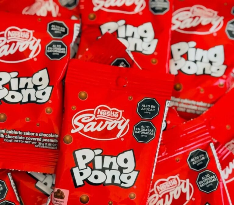 Empaques rojos de Ping Pong de Nestlé Savoy, maní cubierto de chocolate
