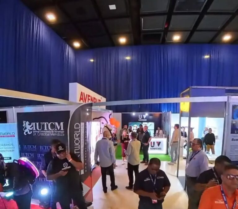 Asistentes y stands en una feria del sector petrolero en Maracaibo