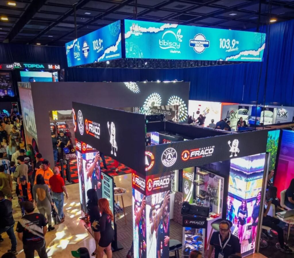 Vista aérea del pabellón de la Expoautomotriz del Zulia con stands y asistentes