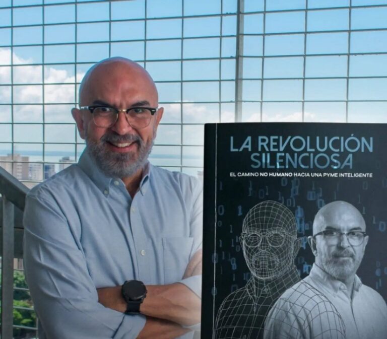 Ramón Vera junto a un afiche de su libro La Revolución Silenciosa