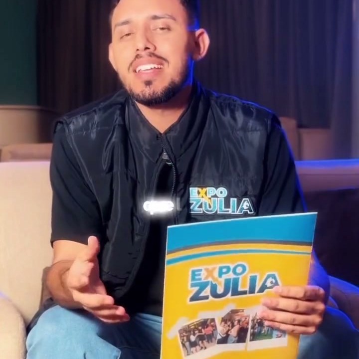 Vocero de Expozulia sostiene el folleto del evento