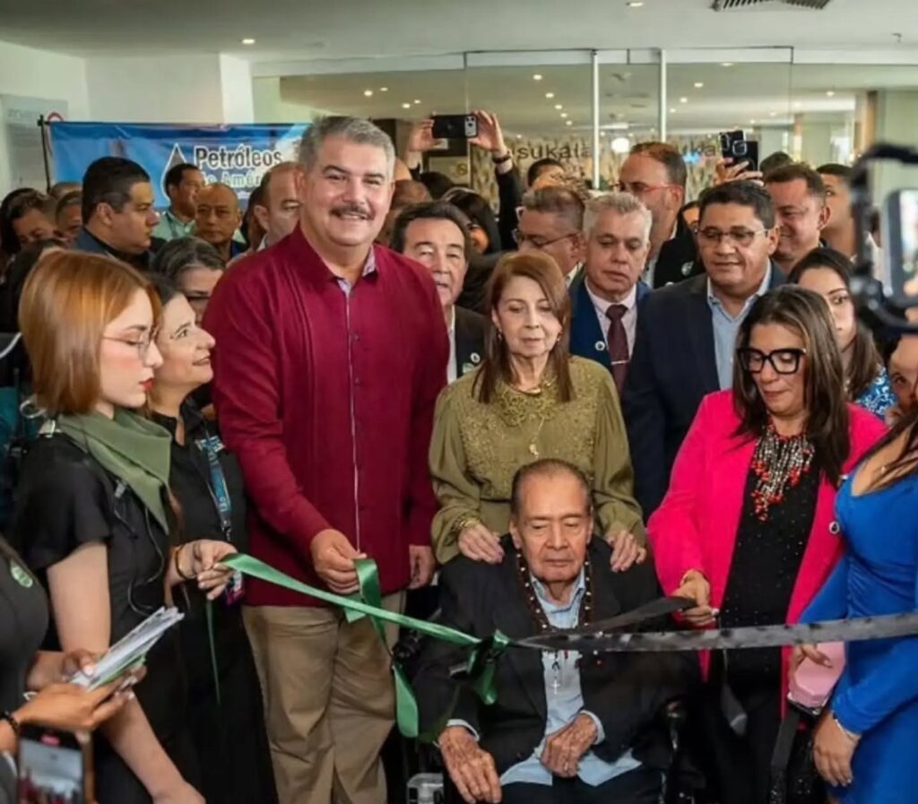 Corte de cinta inaugural de la expo petrolera rodeado de asistentes