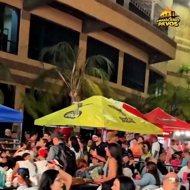 Asistentes del Chorifest en mesas al aire libre en el Lago Mall
