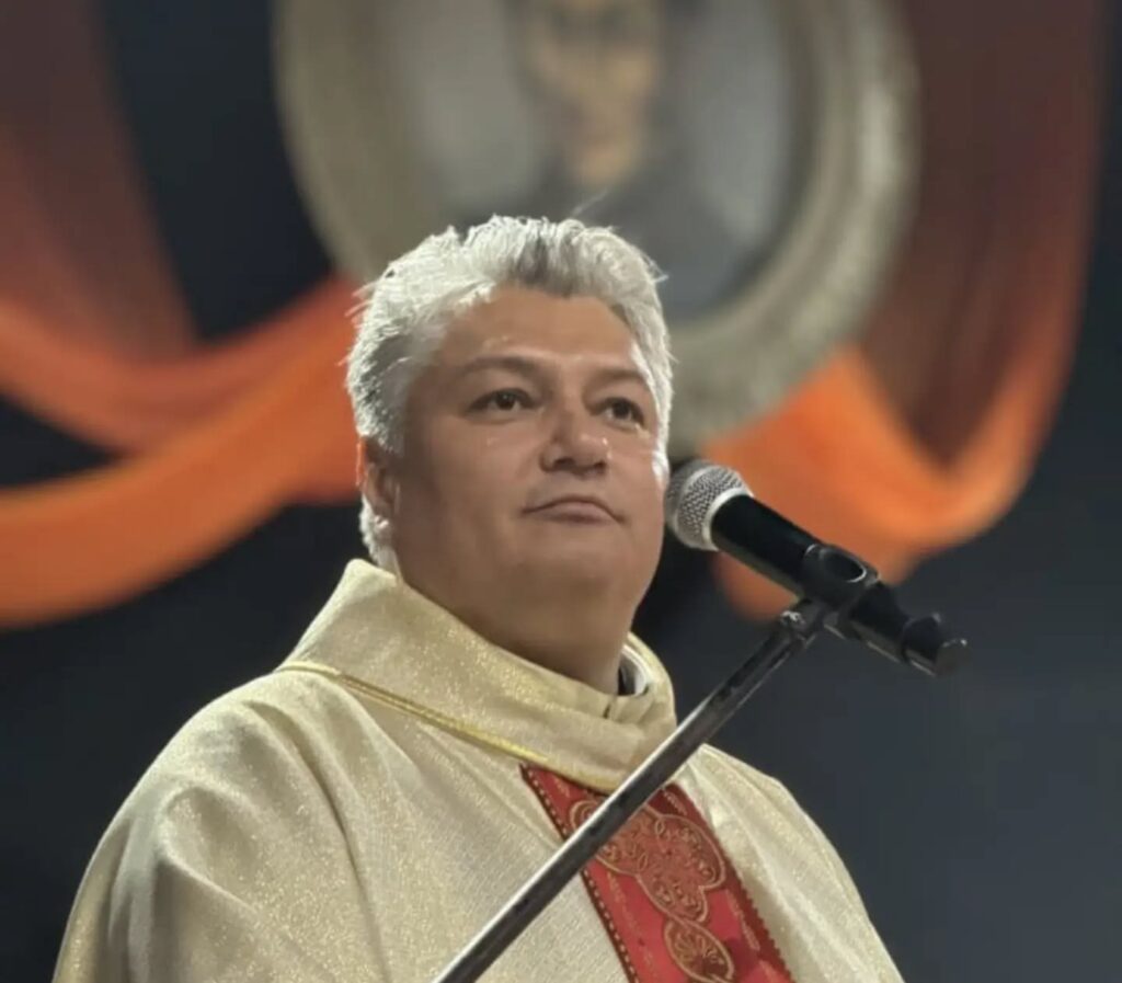 El padre Richard Colmenares frente al micrófono durante la eucaristía de acción de gracias