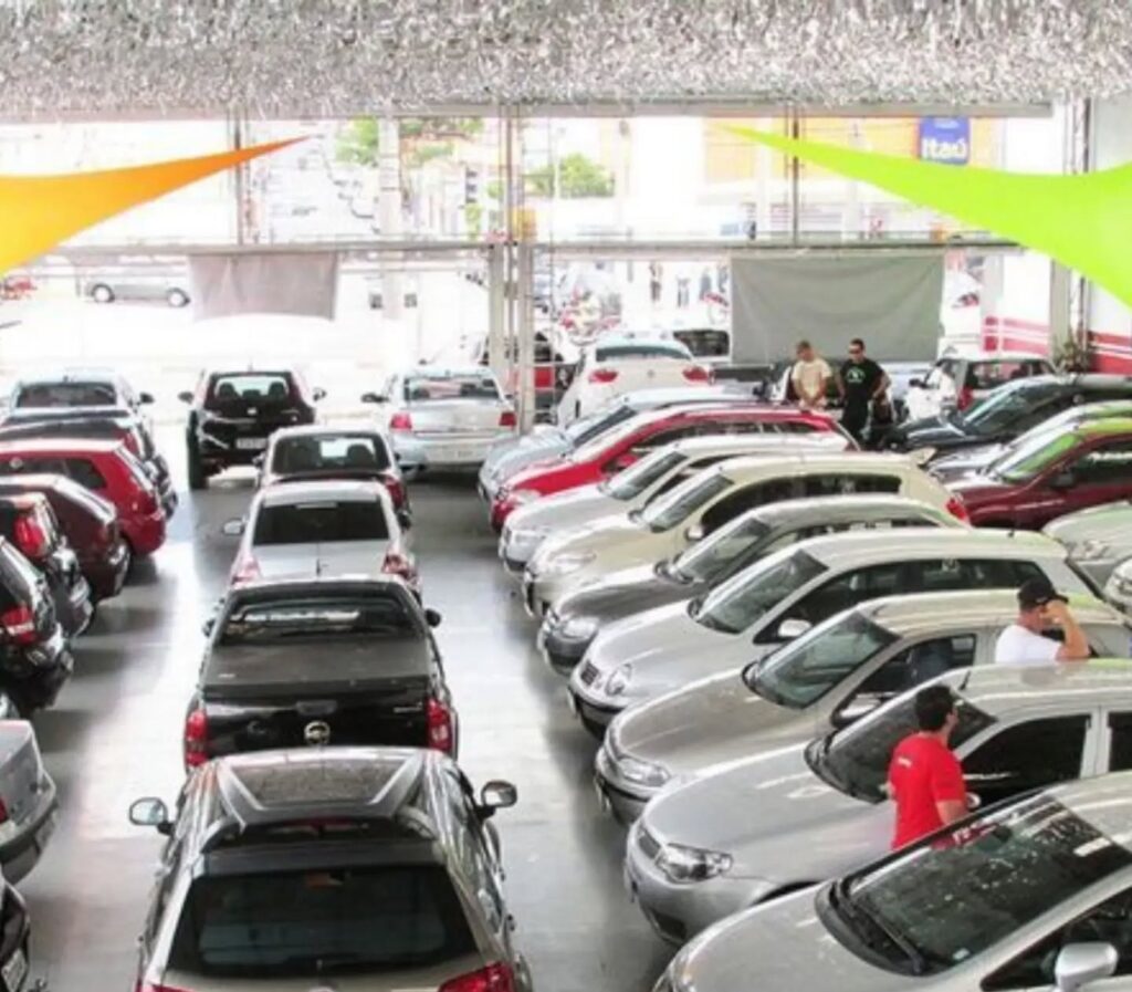 Vehículos estacionados en fila dentro de un concesionario