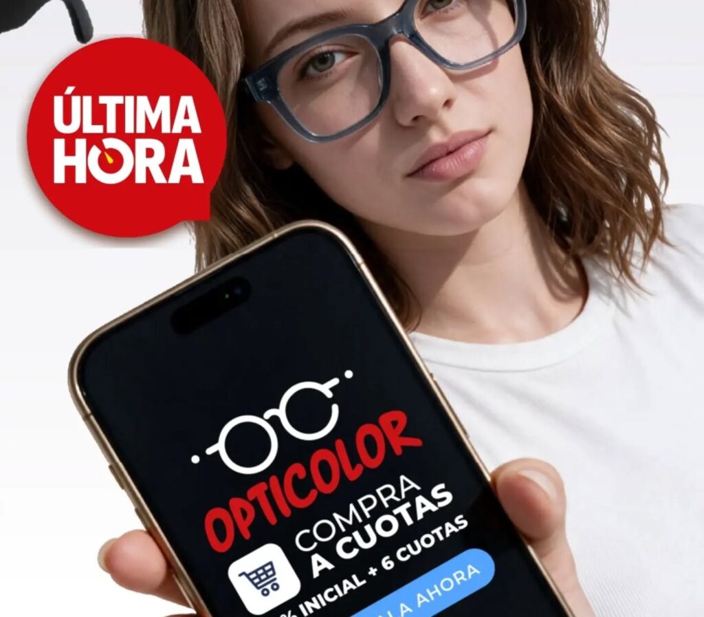 Persona con lentes muestra en su teléfono la aplicación Compra a Cuotas de Opticolor