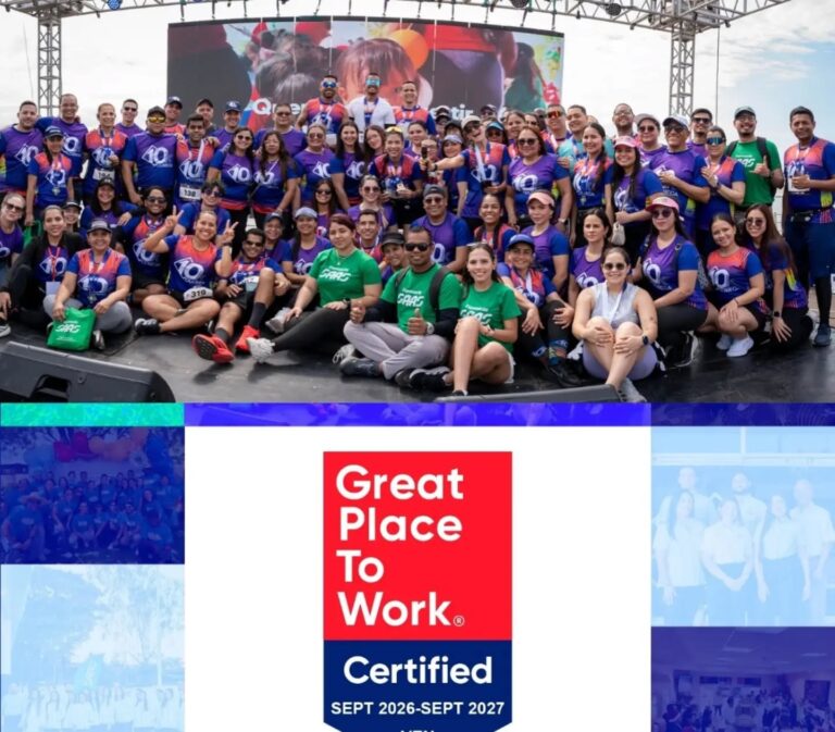 Equipo de Grupo Cobeca junto al sello Great Place to Work Certified