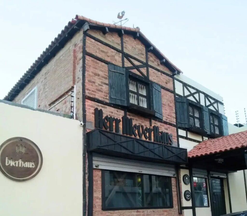 Fachada de ladrillo del restaurante Herr Meyer Haus con su rótulo